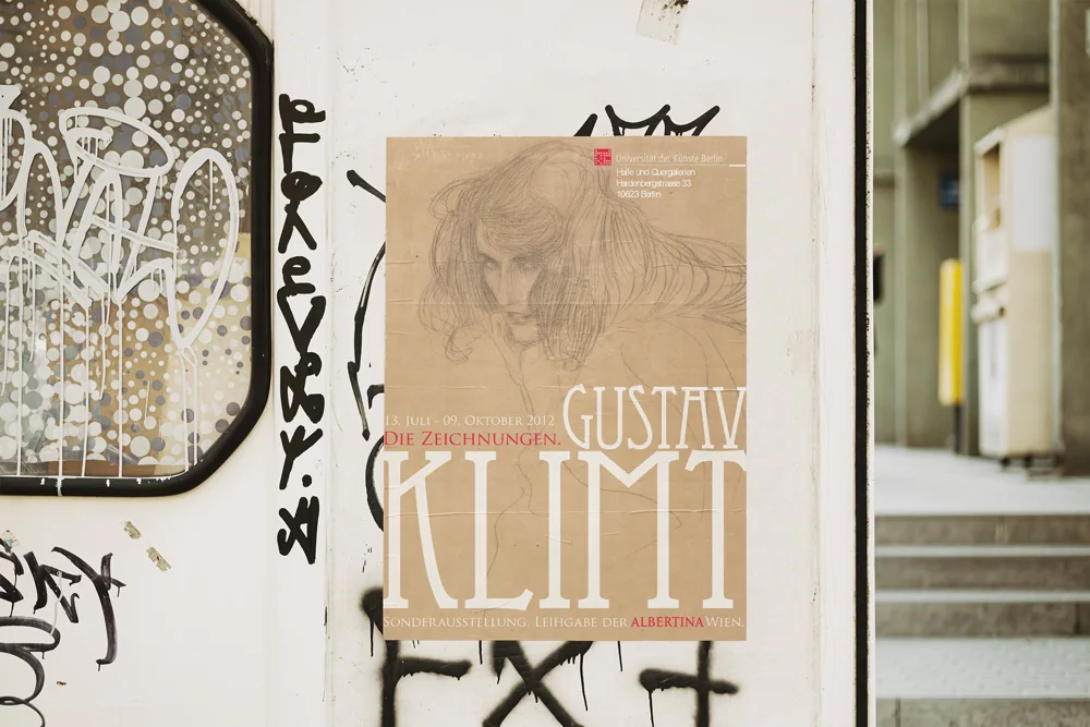 Plakat zur Ausstellung „Gustav Klimt – Die Zeichnungen“ an einer Hauswand