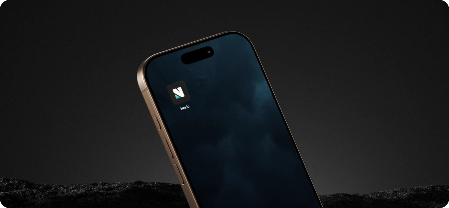 Smartphone mit dem Nexio-App-Icon auf dunklem Hintergrund